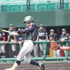 5.沖大・幸地が初回、先制の犠飛をレフトに放つ（準決勝・宮崎産経大戦）