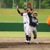 16.0対0の9回表、決勝打となる適時二塁打を放ちガッツポーズの沖大・新垣太一（１回戦・崇城大戦）